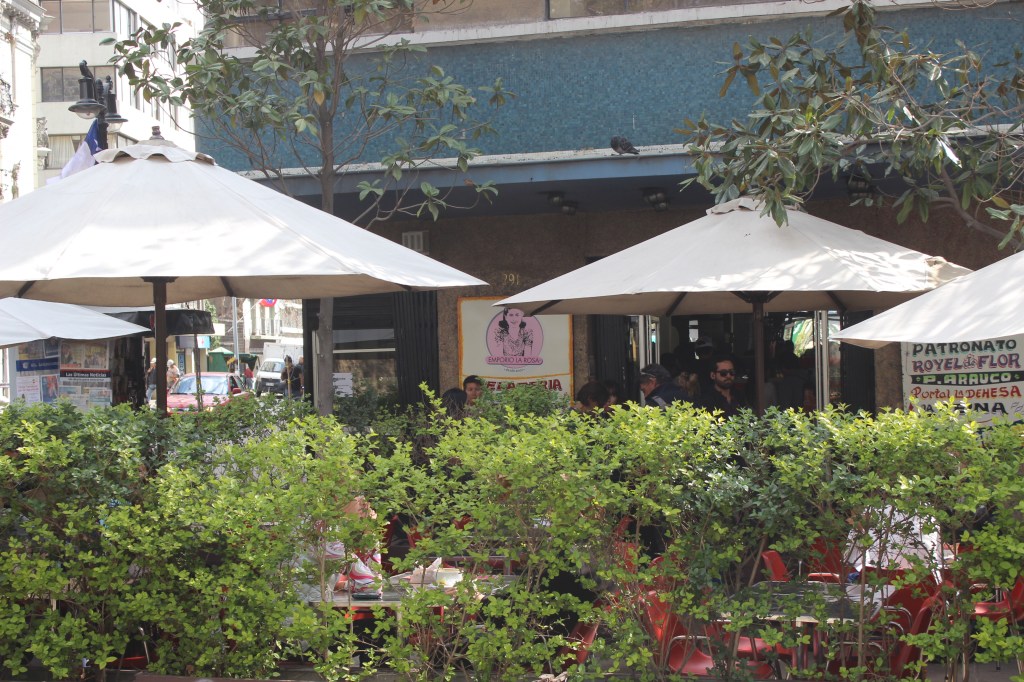 Empório La Rosa, do lado do hotel. 