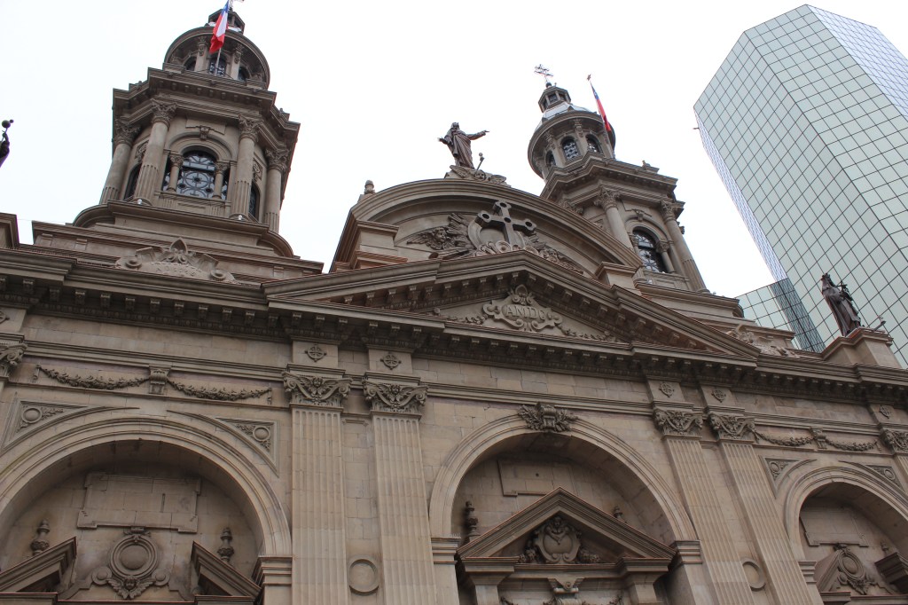 O estilo neoclássico da Catedral. 
