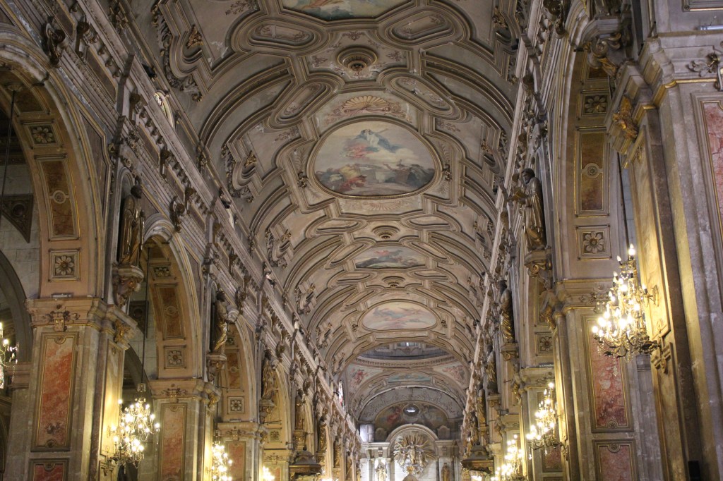 Nave principal da Catedral Metropolitana de Santiago.