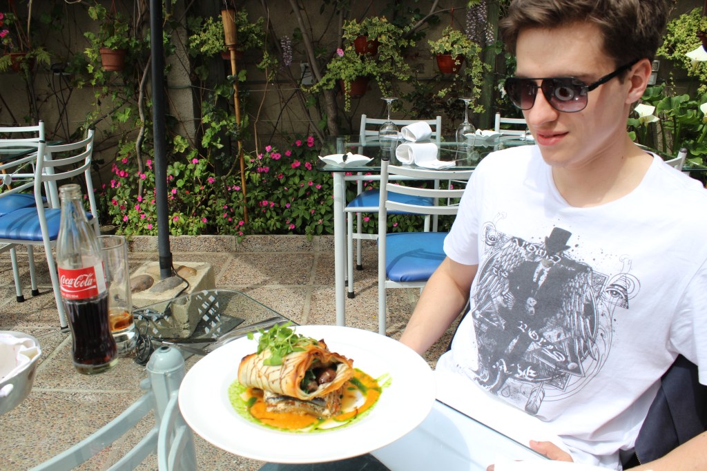 Sorriso amarelo sintomático. Não estava muito bom...